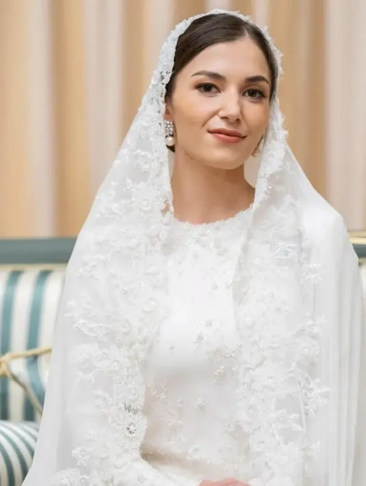 Tampil berkerudung, ia memilih kerudung dengan aksen renda yang begitu manis.  [Foto: Instagram/ beautifullanishaa]