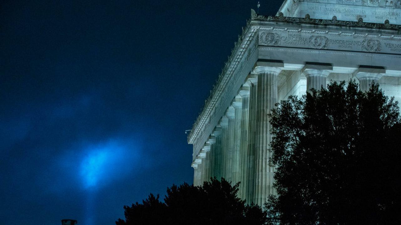 Seberkas cahaya terlihat di dekat Lincoln Memorial, sebagai bagian dari Towers of Light Tribute yang menandai peringatan 19 tahun serangan 9/11 di Pentagon, Rabu, 9 September 2020, di Washington. (Foto AP / Jose Luis Magana)
