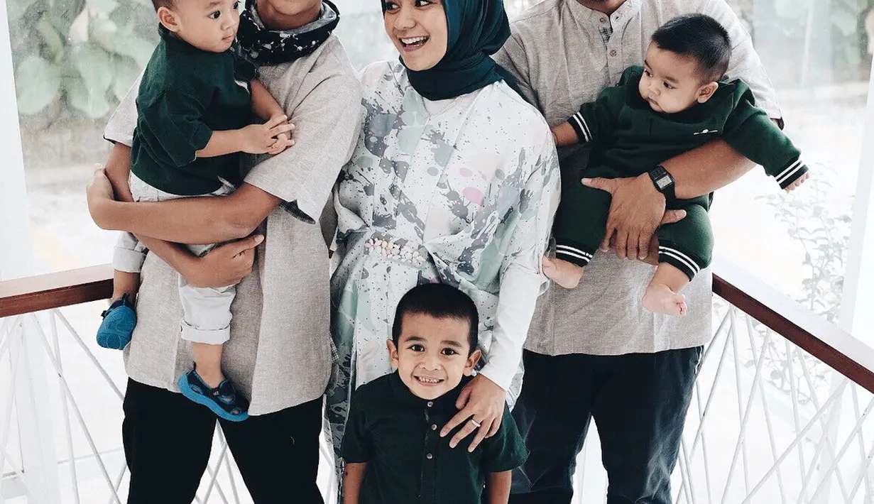 Meski mengaku kerepotan, namun Enno Lerian merasa bahagia bisa mengurus anaknya sendiri. (instagram/ennolerian_)