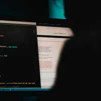 Begini cara penjahat siber menggunakan AI untuk meretas perangkat (foto: Unsplash/Mika Baumeister)