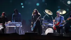 Penampilan band Foo Fighters saat menghibur penonton di Brit Awards 2018 di London, Rabu (21/2). Brit Awards adalah penghargaan musik tahunan di Inggris yang didirikan oleh British Phonographic Industry. (Joel C Ryan / Invision / AP)