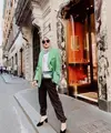 Blazer yang dipadukan dengan celana jogger, dapat membuat kesan semi-formal. Bisa untuk outfit hangout!. (Instagram/ollaramlan).