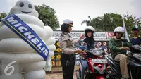 Petugas menerangkan program kampanye Road Safety "Tunjukkin Safetymu! Ayo Uji SIM", di Jakarta, Sabtu (19/9/2015). Program ini Bertujuan untuk menjaga keselamatan dan terhindar dari kecelakaan lalu lintas. (Liputan6.com/Faizal Fanani)