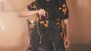 Kampanye terbaru LOEWE untuk FW23 khusus koleksi perempuan ini adalah sebuah teka-teki visual reduksionis yang kemunculannya luar biasa. [Foto: Document/LOEWE]