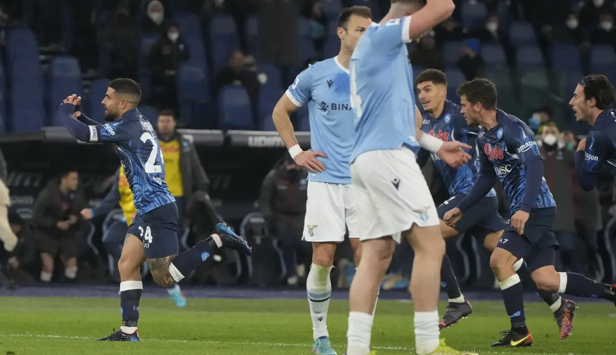 Penyerang Napoli, Lorenzo Insigne (kiri) berselebrasi usai mencetak gol ke gawang Lazio pada pertandingan lanjutan Liga Serie A Italia di stadion Olimpiade Roma, Senin (28/2/2022). Napoli menang tipis atas Lazio 2-1. (AP Photo/Gregorio Borgia)