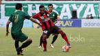 Nelson Alom mencoba melewati para pemain PSS Sleman pada partai pembuka  Piala Presiden 2017 di Stadion Maguwoharjo, Sleman, Sabtu (4/2/2017). (Bola.com/Nicklas Hanoatubun)