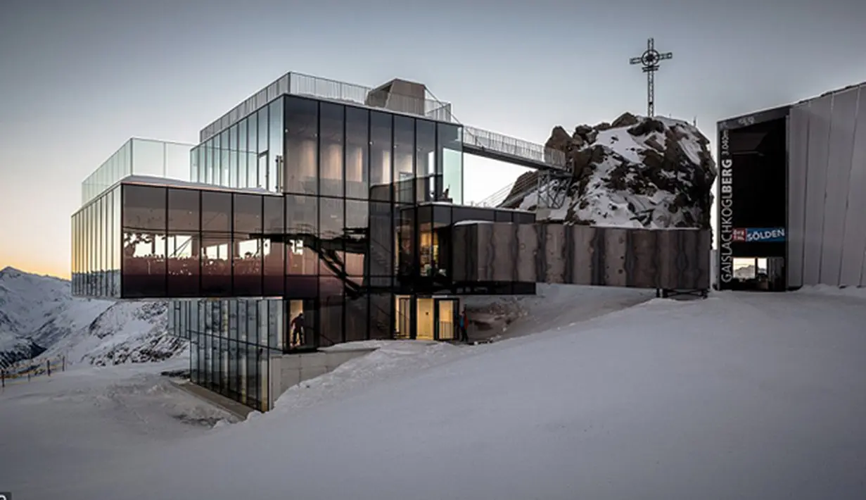 Das Central Ice Q  di Austria mempunyai hotel dengan restoran berfuturistik yang luar biasa. hotel dan restoran ini di pakai untuk pembuatan film James Bond "Spectre". Das Central Ice Q adalah hotel bintang lima. (Dailymail)