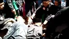 Atraksi enam orang santri dilindas mobil pada perayaan wisuda siswa MTS di Berau, Kalimantan Timur berakhir tragis. Satu santri peserta atraksi tewas usai mobil melindasnya. 
