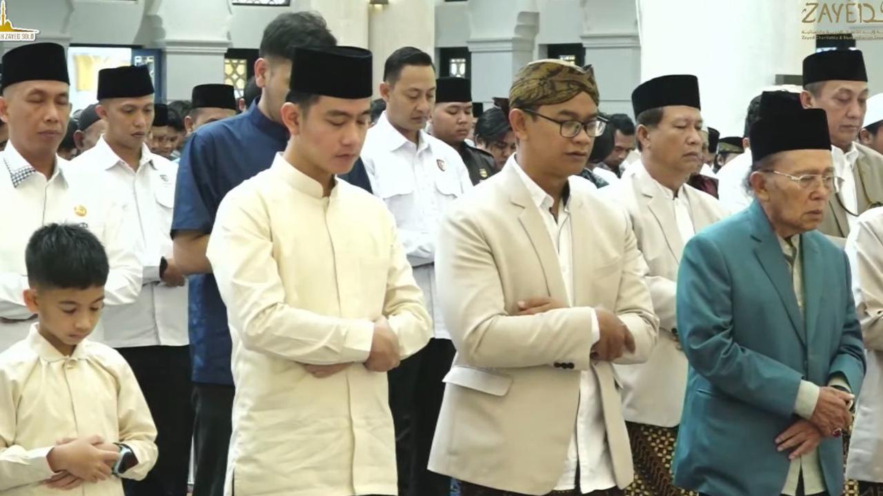 Wapres Gibran dan putranya Jan Ethes Salat Ied di Masjid Zayed Solo, Jokowi dan Kaesang Tak Terlihat