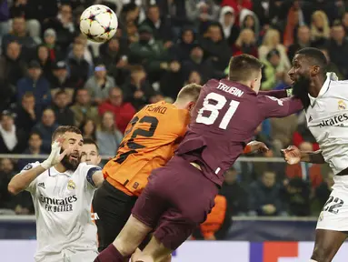 Real Madrid bermain imbang 1-1 melawan Shakhtar Donetsk dalam partai matchday 4 fase grup Liga Champions 2022/2023 yang digelar di Polish Army Stadium, Rabu (12/10/2022). (AP/Michal Dyjuk)