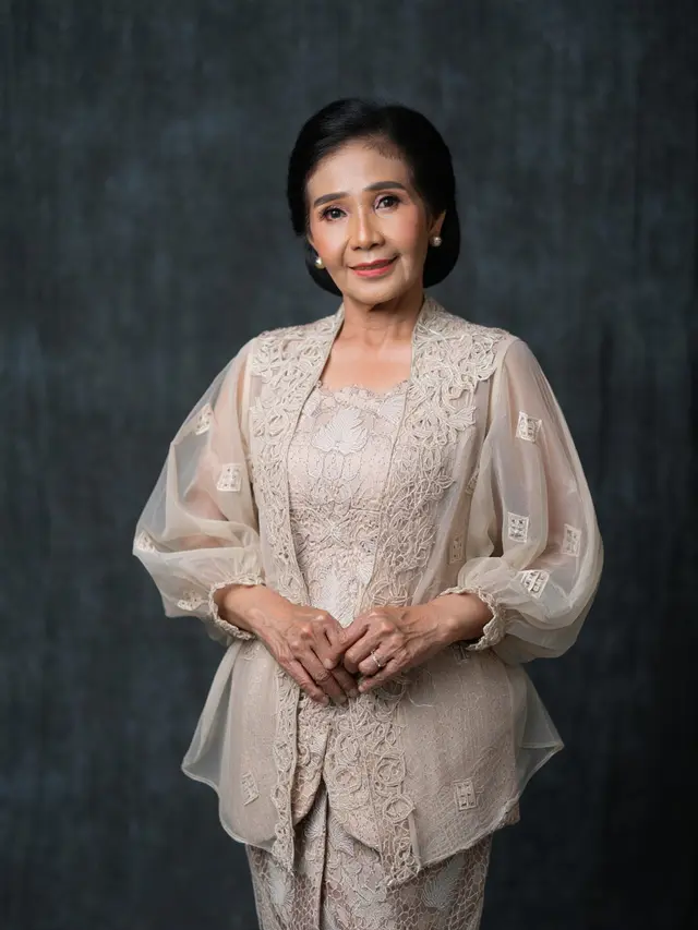 Kebaya Brokat Modern untuk Ibu-Ibu Usia 50 Tahun