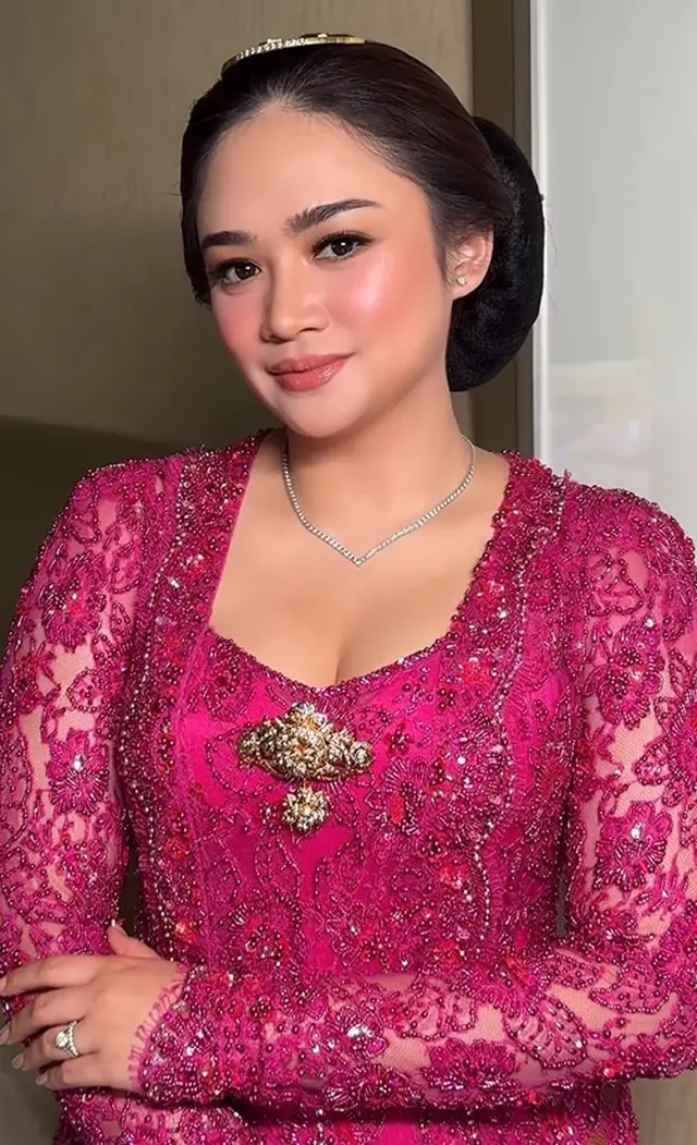 Sederet pesona cantik Tiara anak Mulan Jameela di pernikahan Al Ghazali, menawan memakai kebaya pink