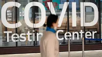 Seorang wanita berjalan di luar pusat pengujian COVID-19 di Bandara Internasional Incheon, Incheon, Korea Selatan, Jumat (10/2/2023). Korea Selatan mengatakan akan menghapus pembatasan masuk yang diberlakukan pada pelancong jangka pendek dari China sejak awal tahun karena para pejabat melihat situasi COVID-19 di negara itu mulai stabil. (AP Photo/Lee Jin-man)
