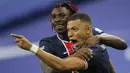 Striker Paris Saint-Germain, Kylian Mbappe (kanan) melakukan selebrasi bersama Moise Kean usai mencetak gol kedua timnya ke gawang AS Monaco dalam laga final Coupe de France 2020/2021 di Stade de France, Paris, Rabu (19/5/2021). PSG menang 2-0 dan menjadi juara. (AP/Christophe Ena)
