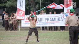 Seorang peserta pramuka menunjukan keahlianya dalam perayaan HUT ke-57 Pramuka di Lapangan Gajah Mada, Cibubur, Jakarta, Selasa (14/8). Perayaan ke-57 Pramuka kali ini mengangkat tema 'Pramuka Perekat NKRI'. (Liputan6.com/Faizal Fanani)