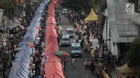 Sejumlah angkutan kota Tanah Abang melintasi Jalan Jatibaru Raya, Jakarta, Sabtu (3/2). Angkot hanya diperbolehkan melintas di satu ruas jalan saja, depan Stasiun Tanah Abang dan satu ruas lagi tetap digunakan PKL berjualan. (Liputan6.com/Arya Manggala)