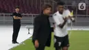 Pelatih timnas Indonesia, Shin Tae Yong (kiri) saat memantau anak asuhnya berlaga menghadapi Fiji pada International Friendly Match di Stadion Utama Gelora Bung Karno, Jumat (17/2/2023). Bertanding tanpa dihadiri penonton di Stadion Utama Gelora Bung Karno, timnas Indonesia U-20 mencetak empat gol, diantaranya oleh Arkhan Fikri dimenit 36, Kakang Rudianto (49), Resa Aditya Nugraha (60), dan Hokky Caraka (86). (Liputan6.com/Faizal Fanani)