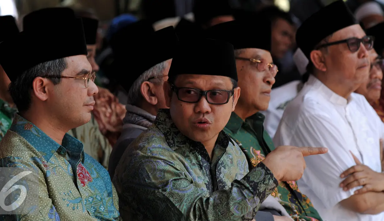 Ketua Umum PKB Muhaimin Iskandar saat menghadiri acara kirab Resolusi Jihad NU di Jakarta, Kamis, (22/10/2015). Hari Santri Nasional bertepatan dengan peringatan Resolusi Jihad yang dikeluarkan oleh KH Hasyim Asy'ari. (Liputan6.com/Johan Tallo)
