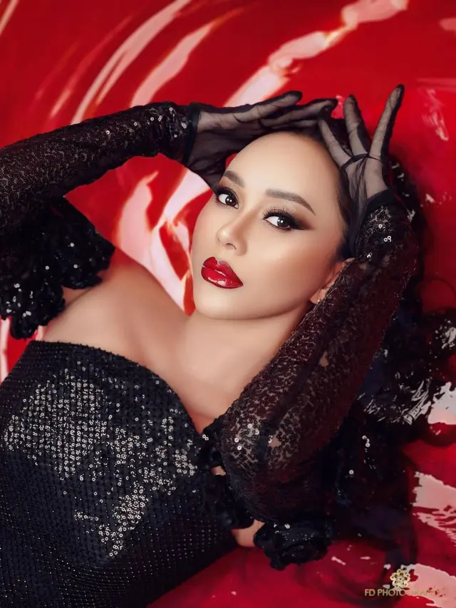 Aura Kasih dalam outfit hitam (Instagram/aurakasih)