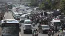 Kendaraan mengalami kemacetan saat melintas di sekitar eks gedung PN Jakarta Pusat, Selasa (13/12). Lokasi sidang perdana Basuki Tajahaja Purnama (Ahok) mengalami kemacetan karena massa yang menyaksikan persidangan tersebut. (Liputan6.com/Faizal Fanani)