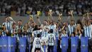 Lionel Messi memimpin momen mengangkat trofi Piala Dunia 2022 di tengah lapangan bersama seluruh penggawa La Albiceleste diikuti dengan keluarga setiap pemain yang turut hadir di lapangan. (AP Photo/Natacha Pisarenko)