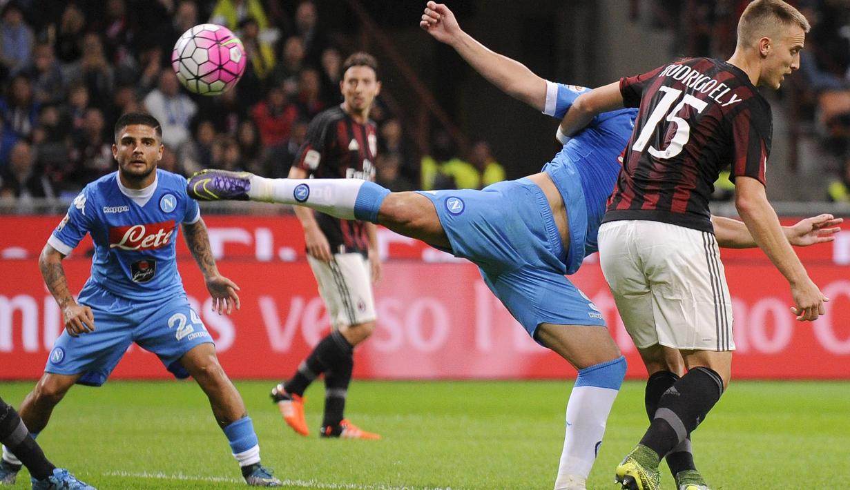 Pemain AC Milan Rodrigo Ely (kanan) berebut bola dengan pemain Napoli Gonzalo Higuain dalam lanjutan liga Italia Seri A di San Siro, Milan, Minggu (05/10/2015). (REUTERS/Giorgio Perottino)