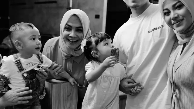 Potret Keluarga Papata dengan Mama Rieta (Instagram/@attahalilintar)