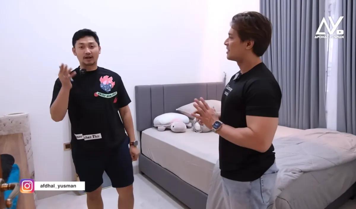 Di dekat ruang tamu ternyata ada sebuah ruangan kamar. Angga Wijaya menyebut jika kamar tersebut diperuntukan untuk kamar tamu.