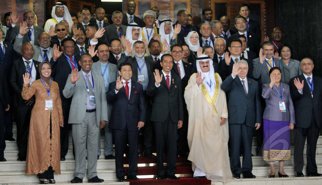 Presiden Joko Widodo dan para delegasi negara-negara di Asia Afrika berfoto bersama usai melakukan pembukaan Konferensi Parlemen Asia Afrika di Gedung DPR RI, Jakarta, Kamis (23/4/2015). (Liputan6.com/Helmi Afandi)