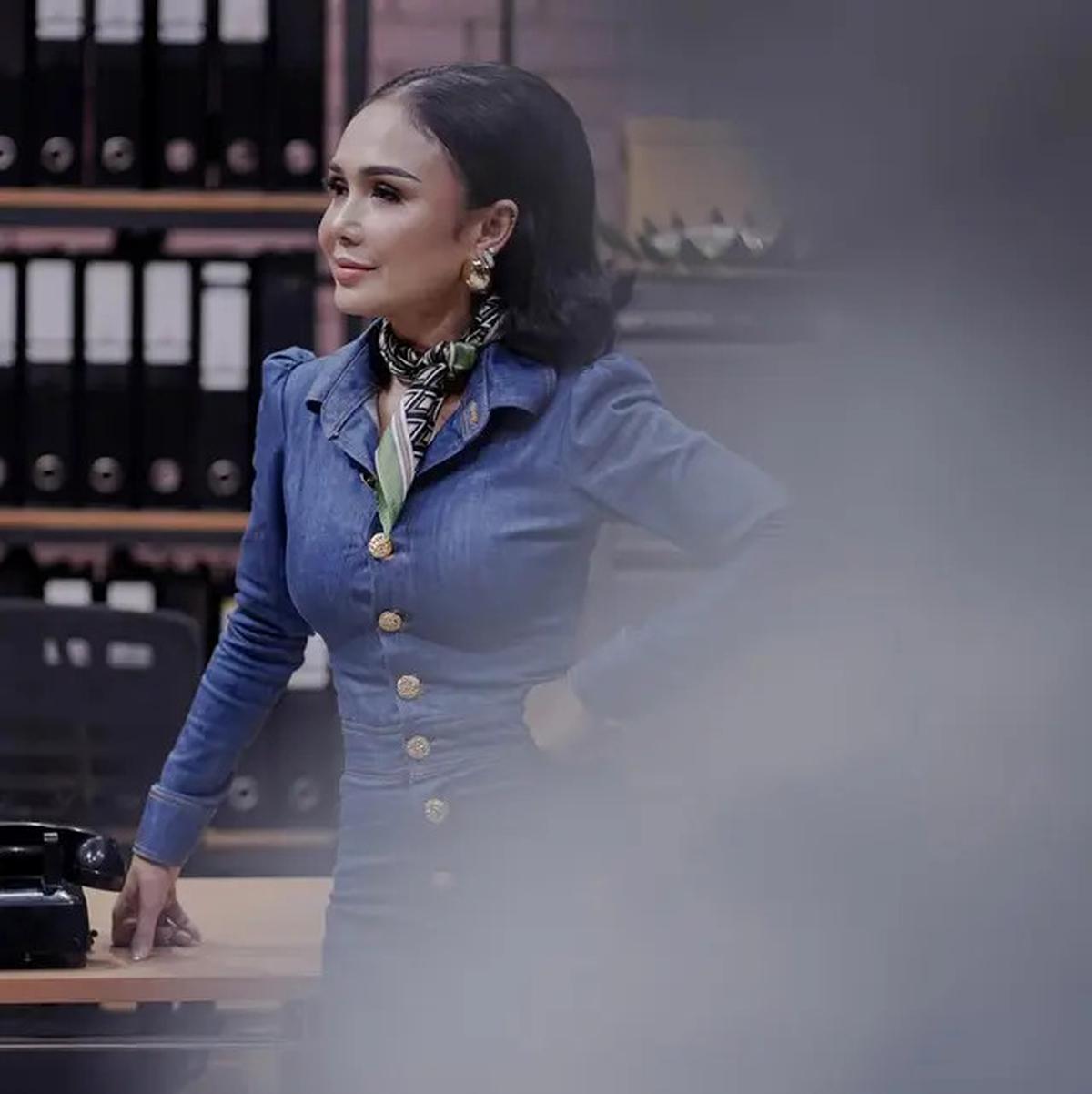 Gaya Yuni Shara dengan Nuansa Vintage Era 90-an, Penampilannya Bak Tak Menua
