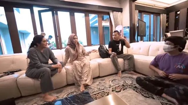 6 Potret Kedekatan Artis dan Menantunya, Dewi Yull Disebut Mertua Idaman
