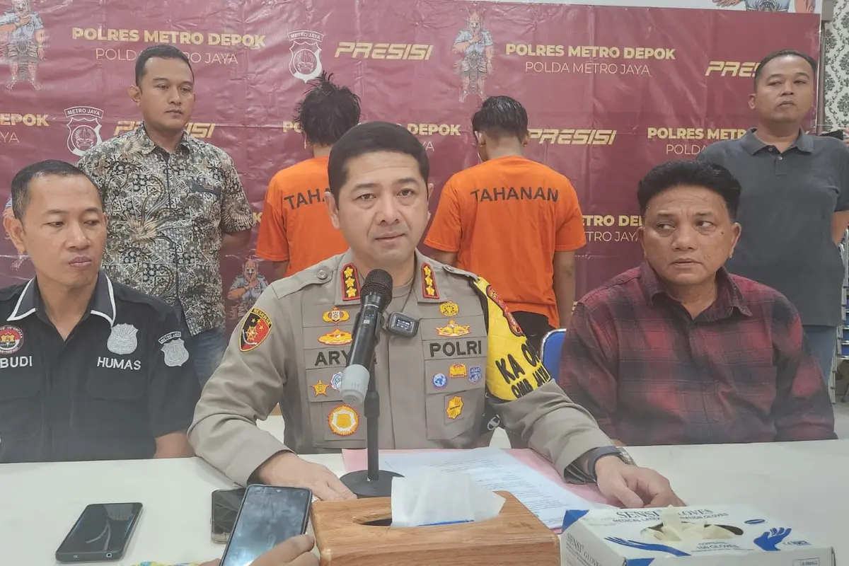 Kapolres Metro Depok, Kombes Arya Perdana saat mengintrogasi kedua tersangka begal yang ditangkap Polres Metro Depok. (Liputan6.com/Dicky Agung Prihanto)