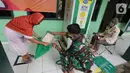 Warga mendapatkan bantuan beras melalui ATM Pertanian Si Komandan di Makodim 0506 Tangerang, Banten, Senin (27/4/2020). Program bantuan 1,5 kg beras per orang melalui ATM beras menyasar kepada masyarakat yang membutuhkan akibat dampak pandemi Covid-19. (Liputan6.com/Fery Pradolo)
