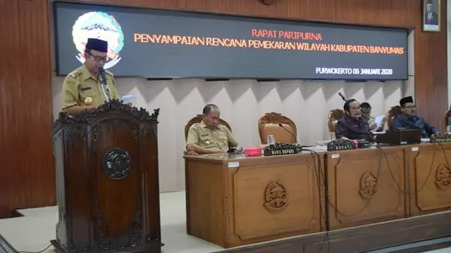 Bupati Banyumas, Achmad Husein menyampaikan rencana pemekaran dalam rapat paripurna DPRD Banyumas, Senin (6/1/2020). (Foto: Liputan6.com/Humas Setda Banyumas/Muhamad Ridlo)
