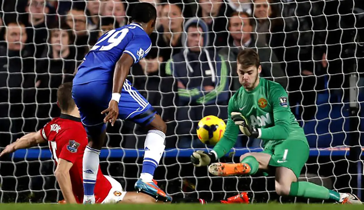 Samuel Eto'o melesatkan tendangan ke gawang untuk mencetak gol kedua pada pertandingan sepak bola Liga Inggris antara Chelsea vs Manchester United  di Stadion Stamford Bridge, London (19/01/14). (AFP/Adrian Dennis)