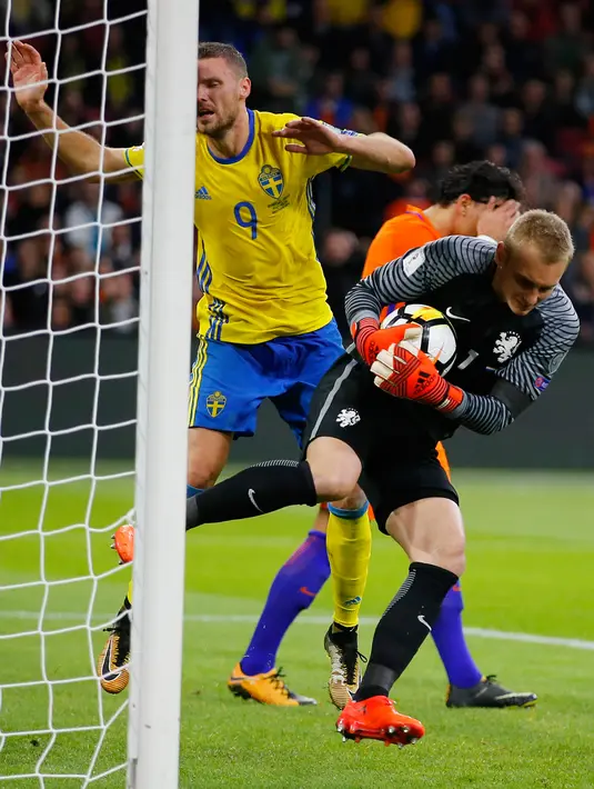 Kiper Belanda Jasper Cillessen menangkap bola yang ditendang pemain Swedia Marcus Berg pada laga terakhir babak penyisihan Grup A Piala Dunia 2018 di Amsterdam Arena, Rabu (11/10). Belanda gagal lolos ke Piala Dunia usai hanya menang 2-0 (AP/Peter Dejong)