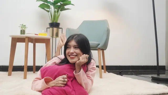 wanita november pink senyum