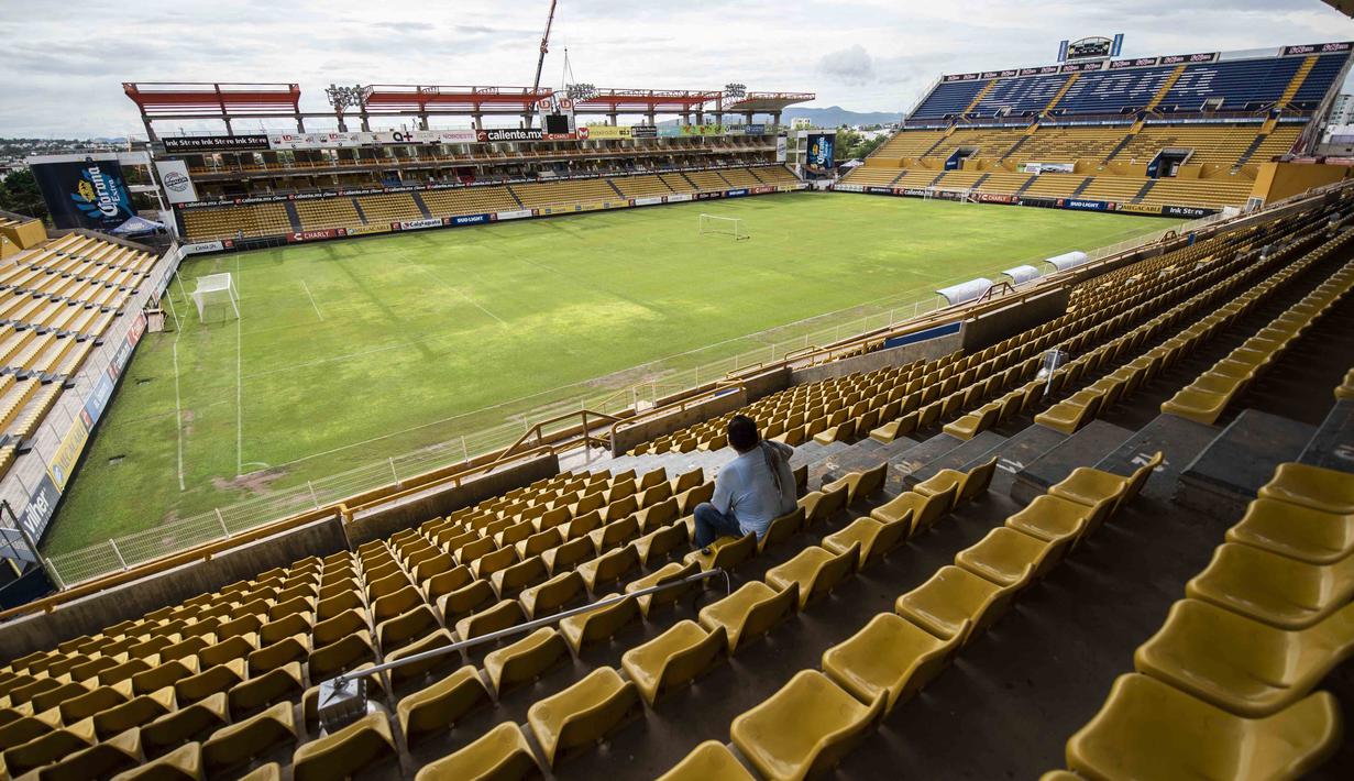 Stadion Banorte kandang Dorados klub divisi dua Meksiko berbenah menyambut kedatangan Maradona sebagai pelatih. ( AFP/Pedro Pardo )
