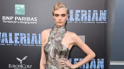 Cara Delevingne berpose saat menghadiri pemutaran perdana film terbarunya, Valerian and the City of a Thousand Planets di Los Angeles, AS (17/7). Cara tampil dengan gaun menerawang bergaya futuristik. (Photo by Jordan Strauss/Invision/AP)