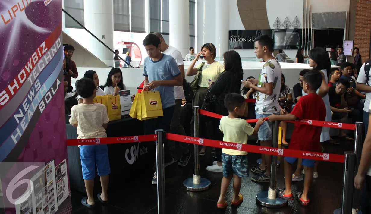 Para Cinemaholic mengantre untuk nobar di studio Blitz Megaplex, Jakarta, Sabtu (22/8/2015) Cinemaholic bersama Liputan6.com gelar nonton bareng Inside Out (Liputan6.com/Gempur M Surya)