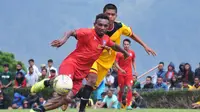 Mariando Uropmabin Djonak tampil pada laga uji coba Arema FC kontra Bintang Semeru FC. (Bola.com/Iwan Setiawan)