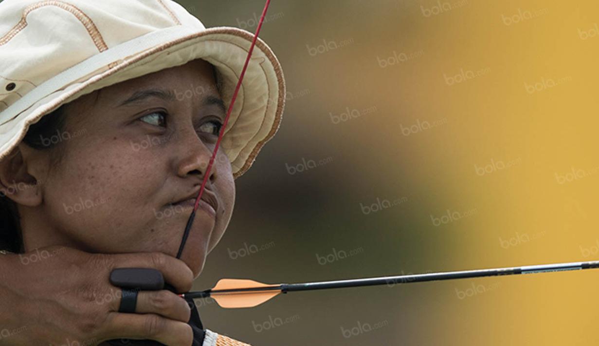 Ika Yuliana berhasil meraih emas dengan mengalahkan pemanah senior DKI Jakarta, Rina Dewi Puspitasari dengan skor 26-24, 26-24 dan 27-24. (Bola.com/Vitalis Yogi Trisna)