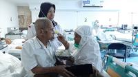 Pasangan jemaah haji lanjut usia (lansia) asal Maluku, Mahmud Sopamena (87) dan Karsum Litiloli (75) di KKHI Madinah. Foto: Darmawan/MCH