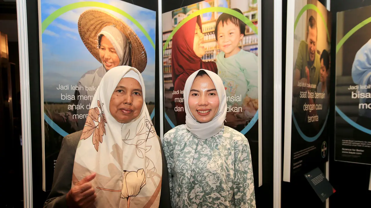 Sariah (kiri) petani binaan Bayer usai membagikan kisah inspiratifnya saat Konferensi Pers Bayer Science for Better #JadiLebihBaik (27/6/2023).