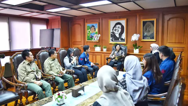 Menteri Lingkungan Hidup dan Kehutanan (LHK) Siti Nurbaya menerima kunjungan dari Tim Peradilan Semu Fakultas Hukum Universitas Trisakti di Jakarta, Selasa (2/4/2024) (Istimewa)