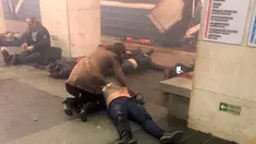 Sejumlah orang tergeletak di Stasiun kereta bawah tanah, Metro Sennaya Ploshchad di St Petersburg, Rusia, Senin (3/4). Dikabarkan 10 orang tewas dan 50 lainnya luka-luka. (AP Photo)