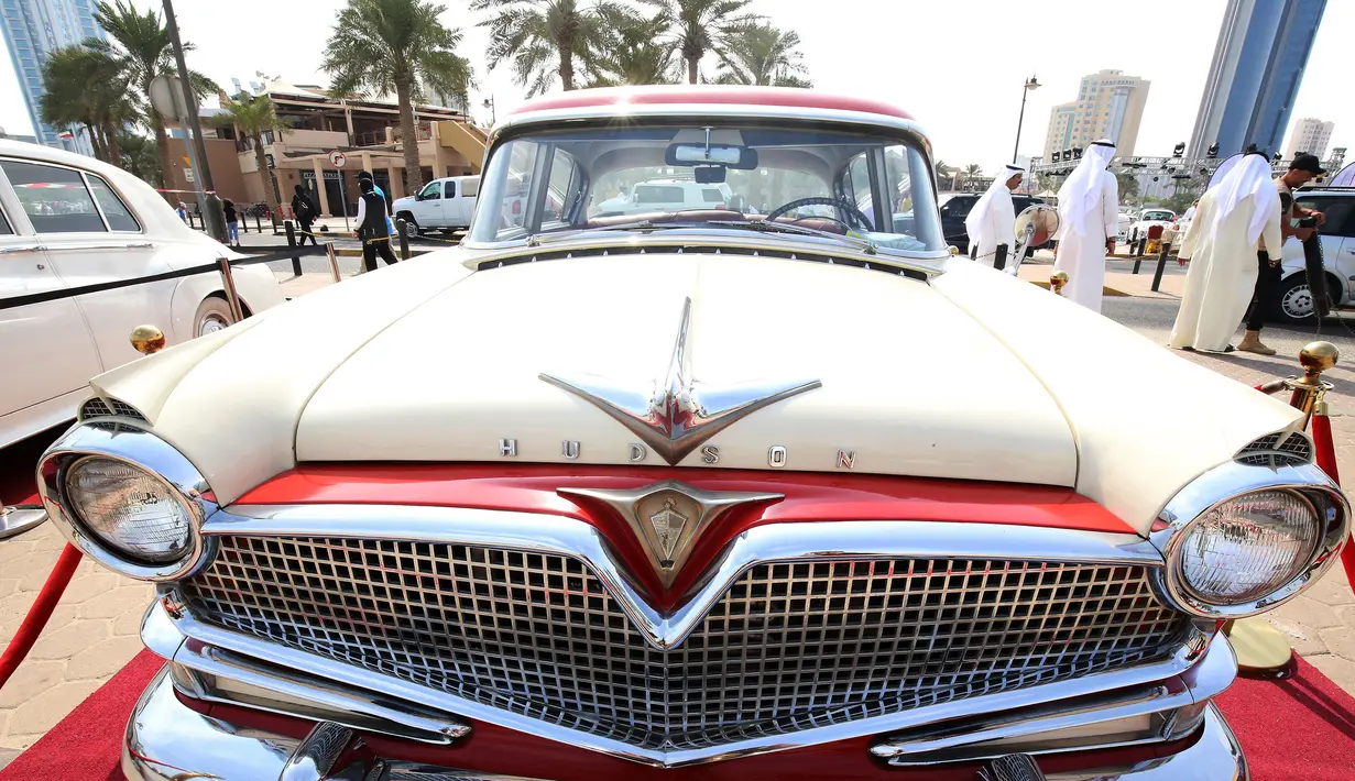 Sebuah mobil Hudson 1956 ditampilkan dalam pameran mobil klasik di Marina Crescent, Kuwait City, Kuwait, 29 Oktober 2021. (YASSER AL-ZAYYAT/AFP)