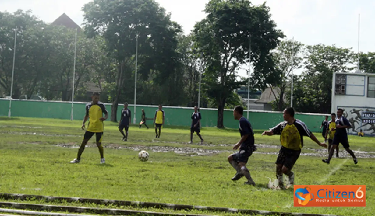 Citizen6, Surabaya: Unggul materi pemain, Tim Denmako Staf yang diperkuat 5 pemain Persatuan Sepak Bola TNI AL (PSAL) Wilayah Timur berhasil melibas tim Komando Pendidikan Oparasi Laut (Kodikopsla) 2-0 tanpa balas, Senin (9/4). (Pengirim: Penkobangdikal)