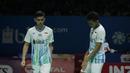 Ganda putra Indonesia, Fajar Alfian / Muhammad Rian, usai dikalahkan Takuro Hoki / Yugo Kobayashi pada Indonesia Open 2019 di Istora Senayan, Jumat (19/7). Fajar / Rian kalah 19-21 dan 12-21. (Bola.com/Yoppy Renato)
