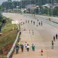 Warga berolahraga sepeda dan berlari pada waktu sore di kawasan pembangunan Tol Serpong Kunciran, Ciputat, Tangerang Selatan, Kamis (25/6/2020). Sebagian warga terlihat tidak mengindahkan protokol kesehatan seperti menggunakan masker dan physical distancing. (Liputan6.com/Fery Pradolo)